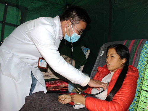 Chị Phan Thị Hoa (vợ của anh Trương Tuấn Việt - đang bị kẹt trong hầm) được các bác sĩ thăm khám vì đuối sức                           Ảnh: CAO NGUYÊN