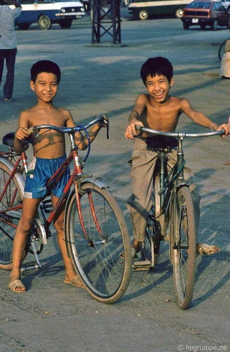Nhiều đứa trẻ chỉ cao hơn yên xe chút xíu nhưng đạp xe khá tốt bằng cách ngồi vào giữa khung và khuỳnh chân ra 2 bên.
