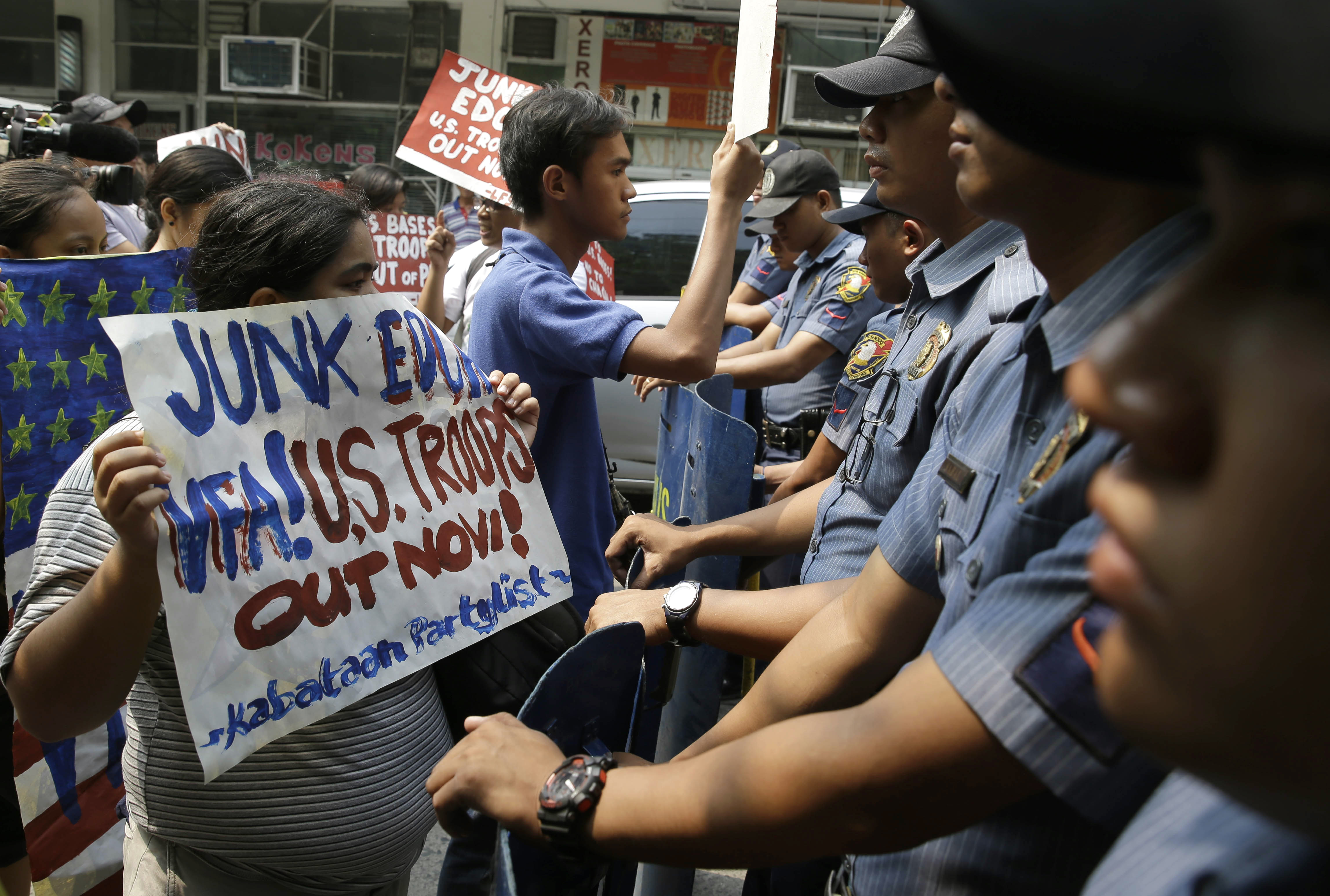Người biểu tình phản đối EDCA trước Đại sứ quán Mỹ tại Manila hôm 27-5. Ảnh: AP