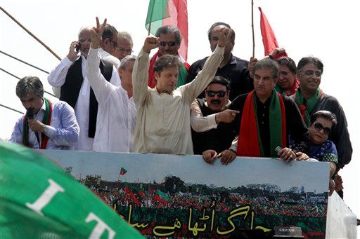 Ông Imran Khan (giữa) dẫn đầu cuộc biểu tình hôm 14-8. Ảnh: AP