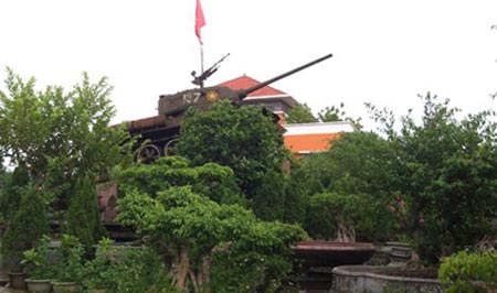 Khu vườn đại gia Phiến cá độc đáo bởi chiếc xe tăng đặt ở bục cao.