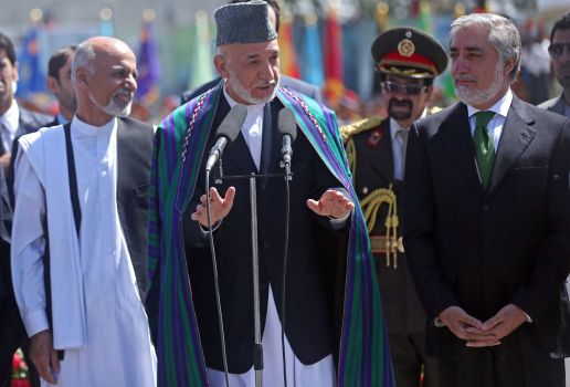 Tổng thống Afghanistan Hamid Karzai (giữa). Ảnh: AP