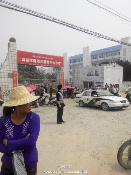 Ngôi trường tiểu học nơi 8 học sinh bị đâm trọng thương. Ảnh: Weibo