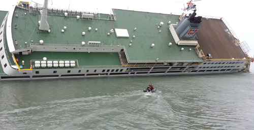 Chiếc xuồng cứu hộ đầu tiên tiếp cận tàu Sewol. Ảnh: Chosun Ilbo