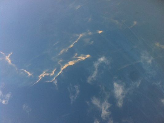 Vết dầu loang trên biển không phải từ chiếc máy bay bị mất tích. Ảnh: EPA