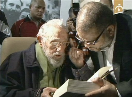 Ông Fidel Castro (trái) xuất hiện lần đầu tiên sau 9 tháng vắng mặt. Ảnh: AP