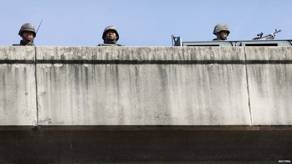 Thai soldiers take up a position on a bridge in Bangkok (20 May 2014)