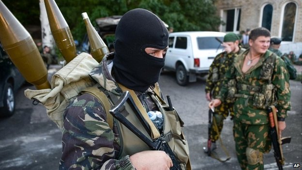 Pro-Russian rebels prepare arms for the the assault on the positions of Ukrainian army in Donetsk airport, eastern Ukraine - 31 August 2014