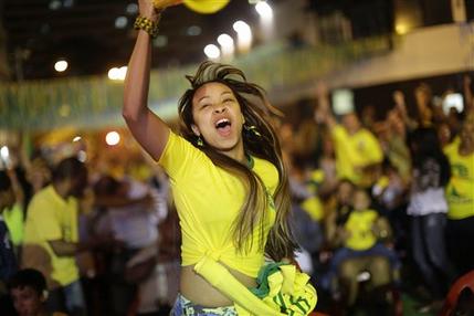 Một fan Brazil ăn mừng chiến thắng đội nhà. Ảnh: AP