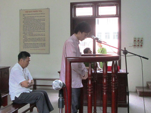Ông Nguyễn Đức Tâm (áo trắng), nguyên Phó hiệu trưởng, Chủ tịch HĐQT trường trung cấp Y - Dược Văn Hiến bị hầu tòa vào tháng 4-2013