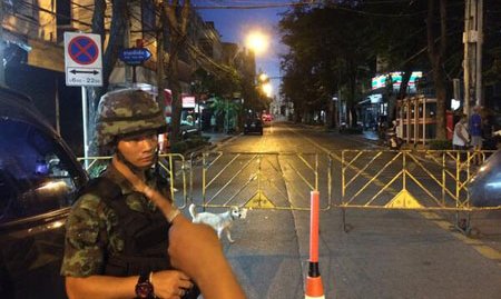 Quân đội Thái Lan phong tỏa hiện trường sau vụ tấn công sáng sớm 15-5. Ảnh: Post Today