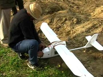 Cán bộ lâm nghiệp thành phố Bijnor triển khai UAV theo dõi con hổ cái cắn chết 10 người.Ảnh: NDTV