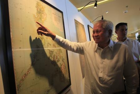 Ngoại trưởng Philippines Albert Del Rosario đang xem bản đồ cổ tại đại học  Catholic. Ảnh: Reuters