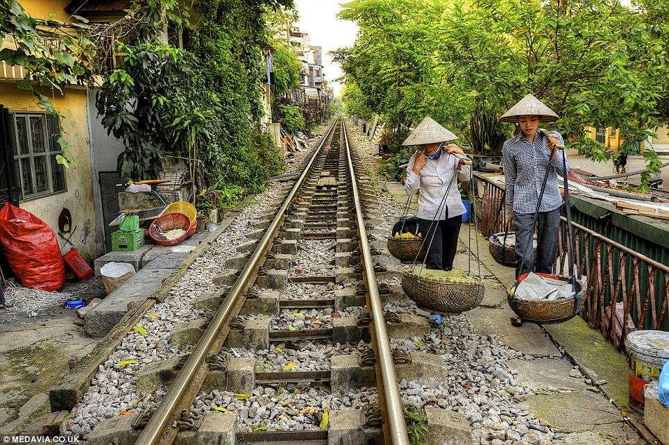 Knowing when to move: The photographer said that people sitting on the track move away when the time approaches four or six oclock