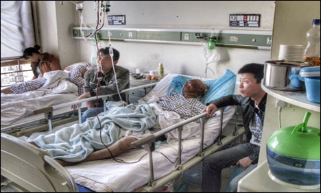 Các nạn nhân đang được chữa trị tại bệnh viện. Ảnh: Thenews.com.pk