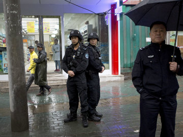 Cảnh sát vũ trang đứng gác tại một địa điểm công cộng ở khu vực Tân Cương. Ảnh: AP