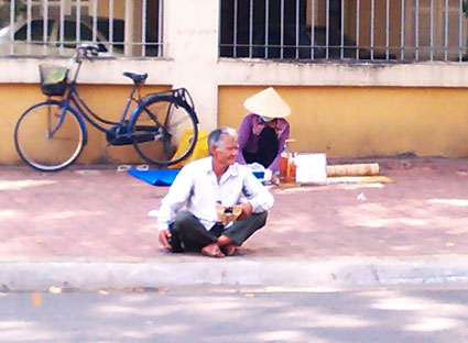 Một ông lão ăn xin trên đường phố.
