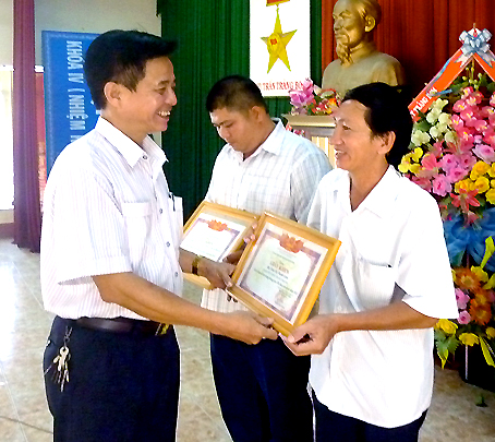 Chủ tịch UBND thị trấn Trảng Bom Nguyễn Hữu Trung khen thưởng đột xuất 2 anh Nguyễn Anh Hoàng và Huỳnh Thanh Tâm vào ngày 10-4.