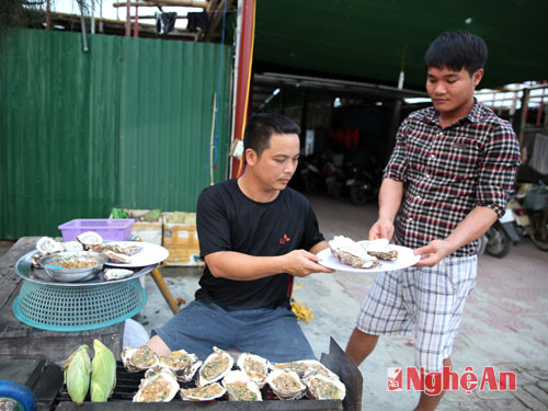 Nướng sò ở bãi tắm Cửa Hội. Ảnh: Xuân Nhường