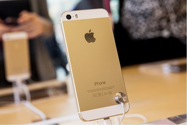 iPhone 5S, 5C khóa mạng giá rẻ tràn về VN