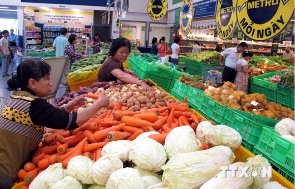 Người dân chọn lựa thực phẩm an toàn tại Metro Bình Phú quận 6, Thành phố Hồ Chí Minh. (Ảnh: TTXVN)