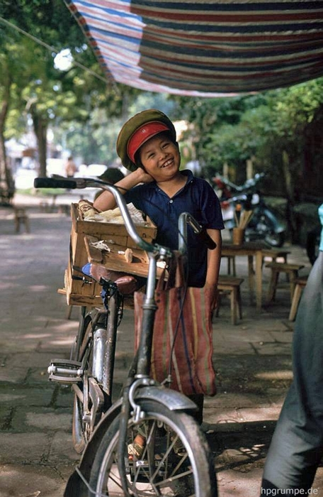 Dù phải đi bán hàng, những đứa trẻ vẫn nở nụ cười hồn nhiên khi được chụp ảnh.