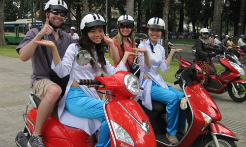 Mỗi tháng XO Tours hướng dẫn cho 800-900 khách nước ngoài. Ảnh: TH.