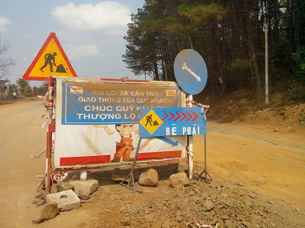 “Xin lỗi đã làm cản trở giao thông của quý khách” trên Quốc lộ 14 đoạn qua huyện Đắk Song, Đắk Nông. Ảnh Cao Nguyên