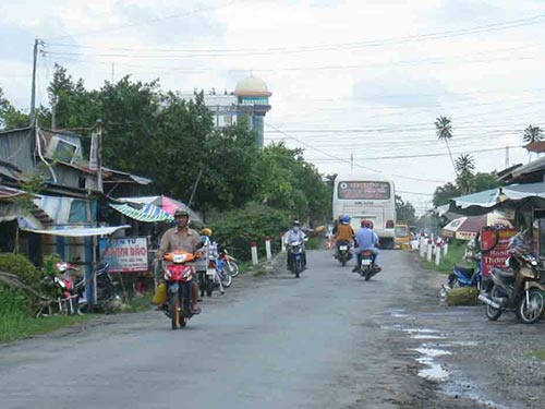 Tuyến Quốc lộ 63, đoạn TP Cà Mau - huyện Thới Bình nhỏ hẹp, xuống cấp lại luôn tiềm ẩn nguy hiểm từ sự cẩu thả của xe buýt