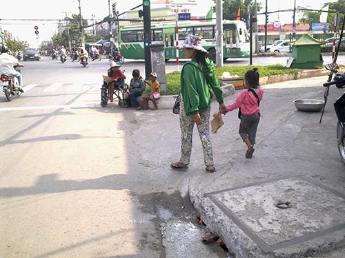 Ngã tư Trung Chánh (giáp ranh huyện Hóc Môn và quận 12) luôn có đông trẻ em người Campuchia bị chăn dắt, bắt ra ngồi phơi nắng xin tiền