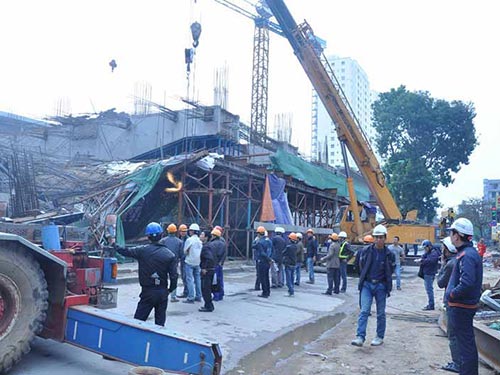 Hiện trường vụ tai nạn sập giàn giáo tại dự án đường sắt trên cao ở Hà Nội  Ảnh: NGUYỄN QUYẾT