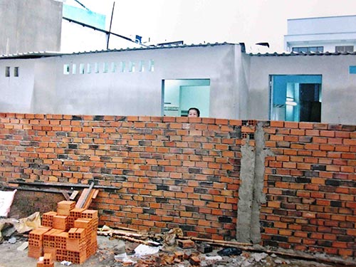 Theo UBND phường An Lạc, xây tường là để bảo vệ đất công