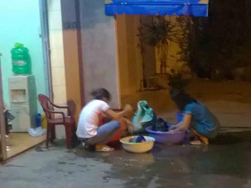 Người dân thị trấn Tân Trụ chắt chiu từng ca nước vì bị cúp nước dài ngày