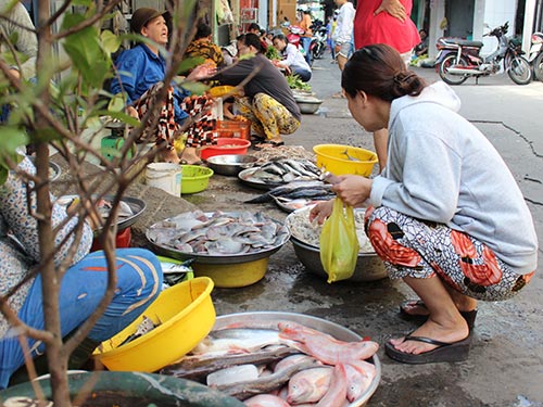 Chợ tự phát tràn xuống lòng đường tại phường 4, quận 5, TP HCM