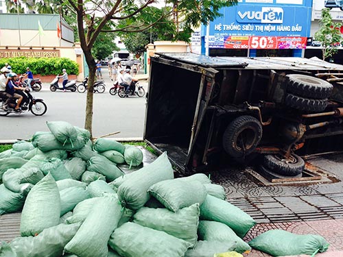 Hiện trường vụ tai nạn làm chị Đặng Thị Hồng chết vào trưa 14-10Ảnh: PHẠM DŨNG