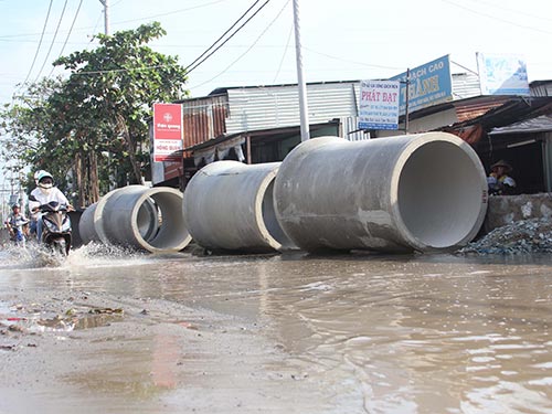 Đường Tam Bình (quận Thủ Đức, TP HCM) bị ngập lênh láng Ảnh: SỸ ĐÔNG