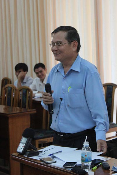 Ông Lương Khánh Thuận giải trình trước UBND tỉnh và báo chí vào chiều 16-4