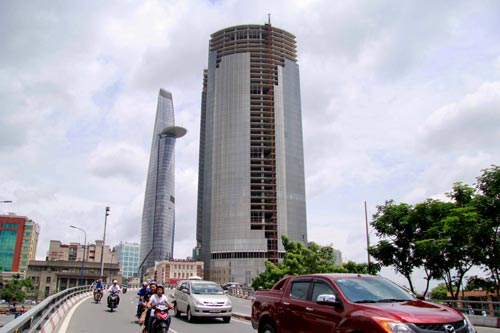 Tòa nhà Saigon One Tower 42 tầng thi công dang dở Ảnh: Hoàng Triều