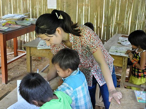Dù đời sống còn quá khó khăn nhưng giáo viên vùng cao tỉnh Quảng Ngãi luôn tận tình chăm sóc học sinh Ảnh: TỬ TRỰC
