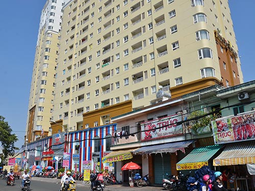 Nhiều người cho rằng mình bị “hớ” khi ký hợp đồng mua căn hộ tại dự án Âu Cơ Tower Ảnh: TẤN THẠNH Nhiều người cho rằng mình bị “hớ” khi ký hợp đồng mua căn hộ tại dự án Âu Cơ Tower Ảnh: TẤN THẠNH