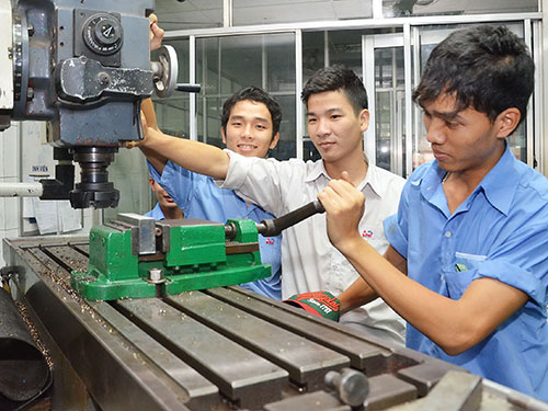 Sinh viên ngành cơ khí của Trường ĐH Công nghiệp TP HCM trong giờ thực hành Ảnh: TẤN THẠNH