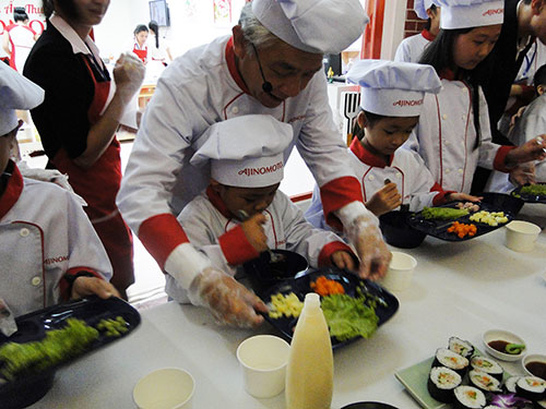 Các bé háo hức làm đầu bếp tại thành phố trẻ em Vietopia trong ngày khai trương Các bé háo hức làm đầu bếp tại thành phố trẻ em Vietopia trong ngày khai trương