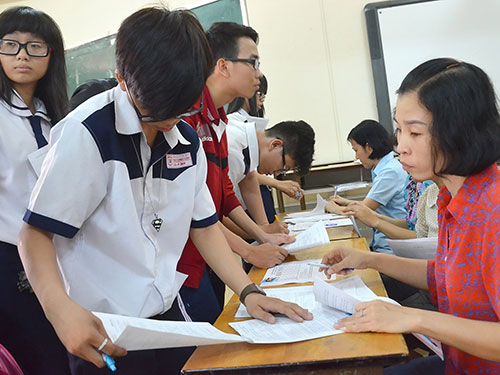 Học sinh Trường THPT Mạc Đĩnh Chi (TP HCM) nộp hồ sơ ĐKDT ĐH-CĐ năm 2014 Ảnh: TẤN THẠNH
