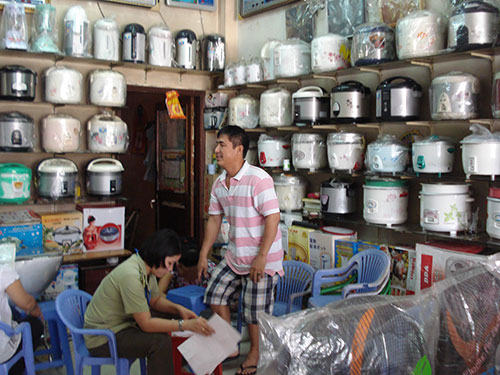 Lực lượng Quản l&yacute; thị trường TP HCM kiểm tra một cửa h&agrave;ng b&aacute;n nồi cơm điện c&oacute; b&aacute;n sản phẩm kh&ocirc;ng ch&iacute;nh h&atilde;ng