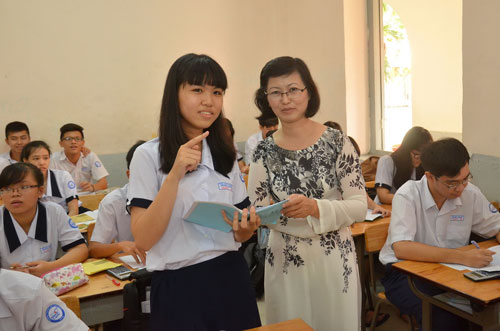 Cô và trò lớp 12 Trường THPT Marie Curie (TP HCM) trong giờ học chuẩn bị cho kỳ thi tuyển sinh 2015 Ảnh: TẤN THẠNH