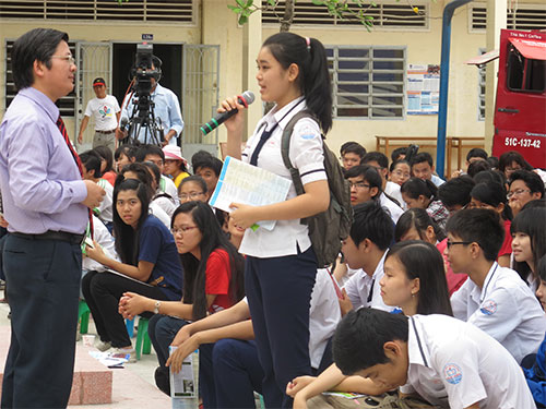 TS Trần Đình Lý tư vấn, hướng nghiệp cho thí sinh trong chương trình “Đưa trường học đến thí sinh năm 2013” 
do Báo Người Lao Động tổ chức tại Trường THPT chuyên Nguyễn Bỉnh Khiêm, Cần ThơẢnh: HUY LÂN