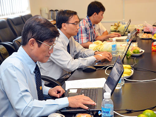 Ông Nguyễn Tiến Đạt, Phó Giám đốc Sở GD-ĐT TP HCM, giải đáp thắc mắc tại buổi giao lưu trực tuyến Ảnh: TẤN THẠNH