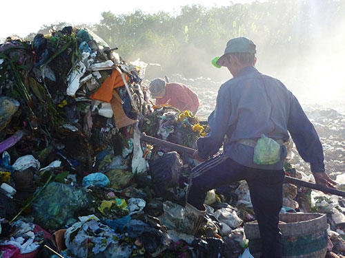 Dù biết ô nhiễm nhưng hàng trăm người phải sống dựa vào bãi rác này