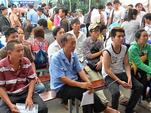 Phụ huynh và thí sinh chờ nộp hồ sơ xét tuyển nguyện vọng bổ sung tại Trường ĐH Nguyễn Tất Thành Ảnh: TẤN THẠNH