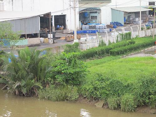 Được bố trí cạnh sông Đồng Điền là một yếu tố “giúp” Công ty CP Thuộc da Hào Dương dễ dàng vi phạm